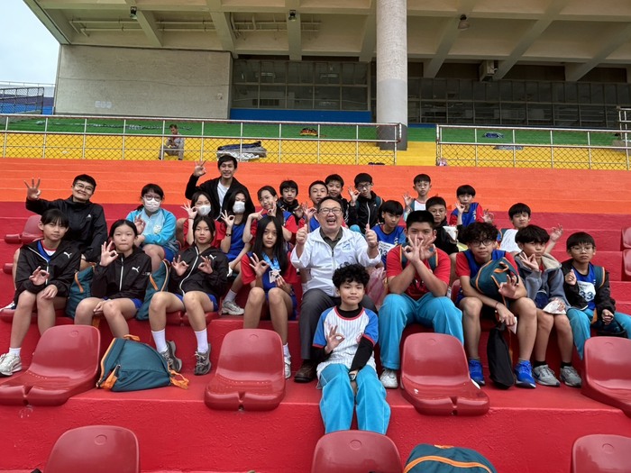 田徑隊與校長合照